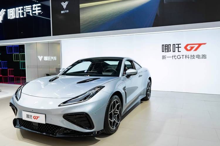 成都208哪吒汽车在智能汽车领域的表现，领途汽车在新能源汽车市场中的影响力